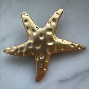 2 1/4 Inch Gold Tone Hammered Starfish Lapel Pin. Ocean, Beachy